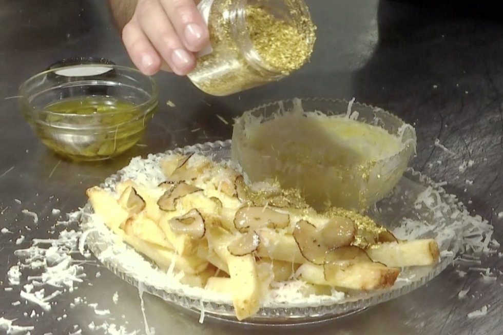 Pagamino brangiausią pasaulyje bulvyčių porciją: padengta auksu ir išmirkyta šampane (nuotr. stop kadras)