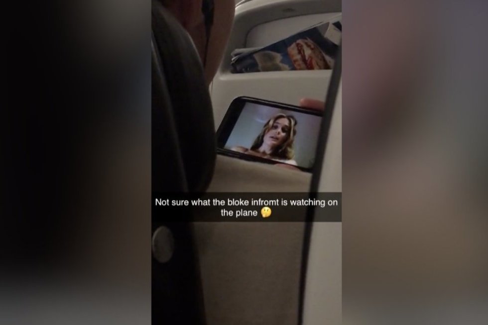 Lėktuve atidžiau įsižiūrėjęs į keleivio telefoną vyras griebė kamerą: virto interneto sensacija (nuotr. stop kadras)