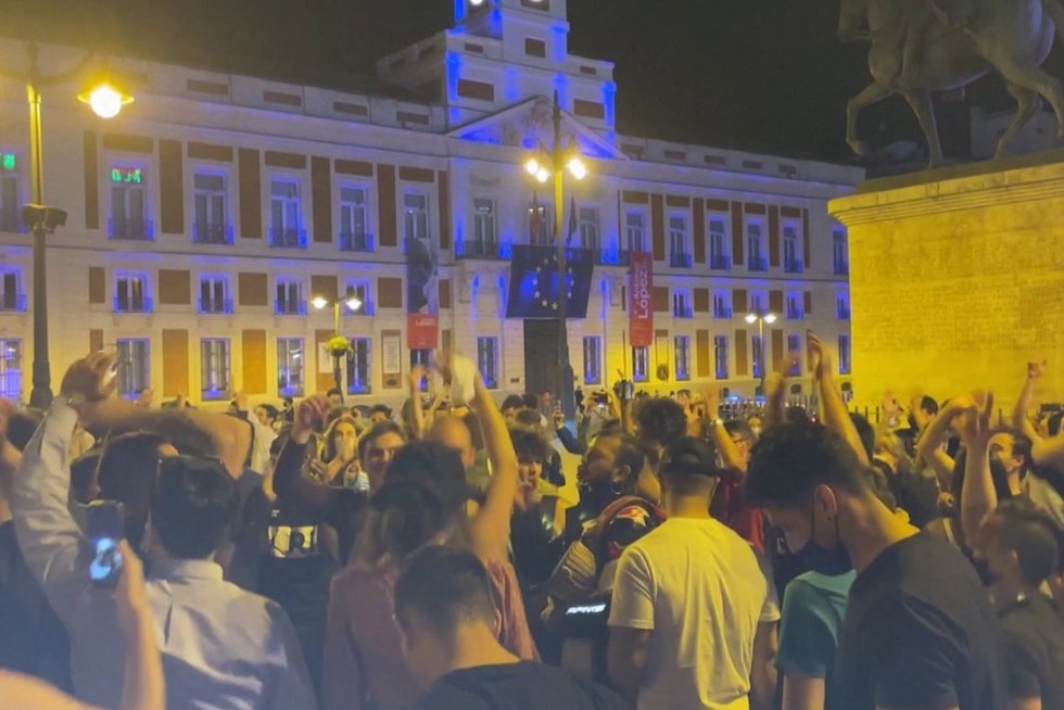 TV3 Žinios. Ispanai švenčia su trenksmu: panaikinu ribojimus didžiuosiuose miestuose šėlo iki ryto (nuotr. stop kadras)