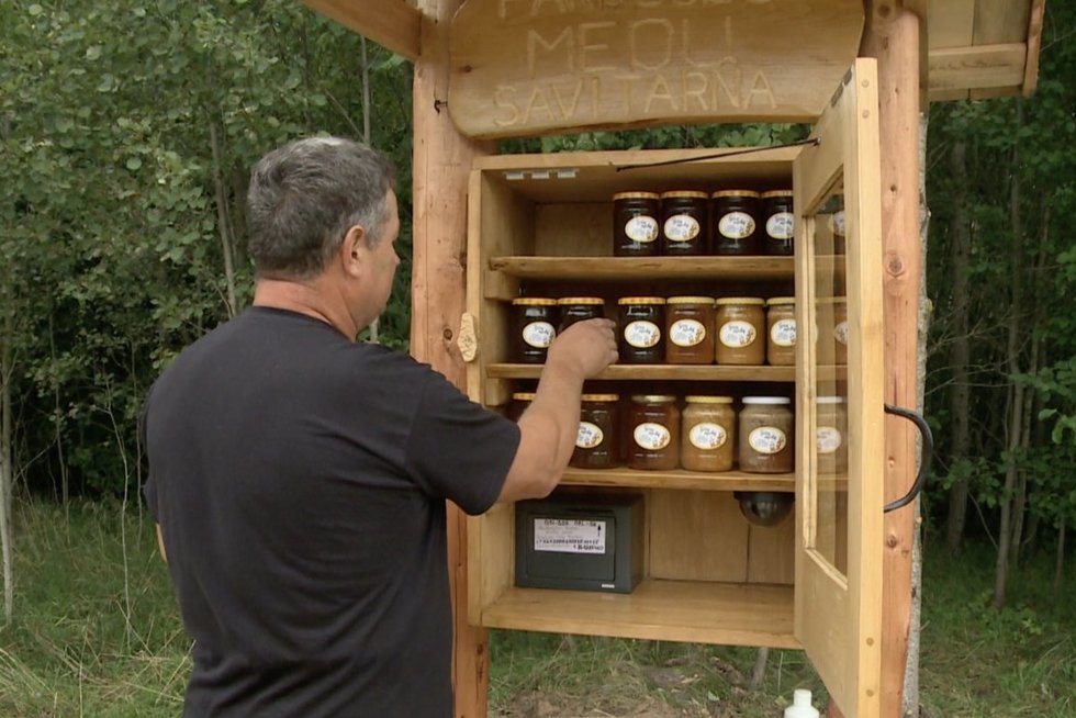 Unikali zarasiškio bitininko idėja: medų pardavinėja paties įrengtoje savitarnos stotelėje (nuotr. stop kadras)