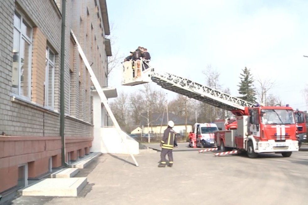 Ugniagesiai gelbėtojai (nuotr. TV3)