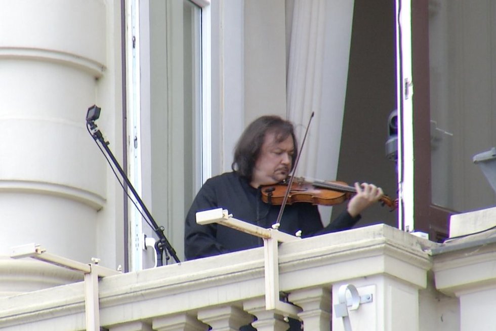 Sostinės senamiesčio balkone koncertą surengė pasaulinio lygio virtuozas (nuotr. stop kadras)
