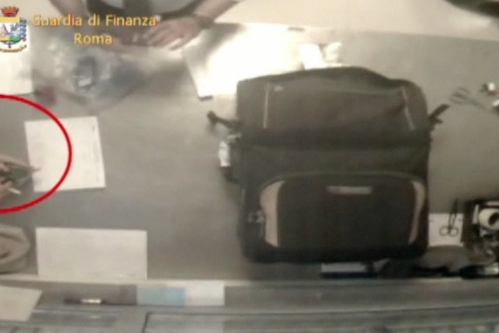 Skandalas oro uoste: kelis mėnesius vagys švarino keleivių lagaminus (nuotr. TV3)