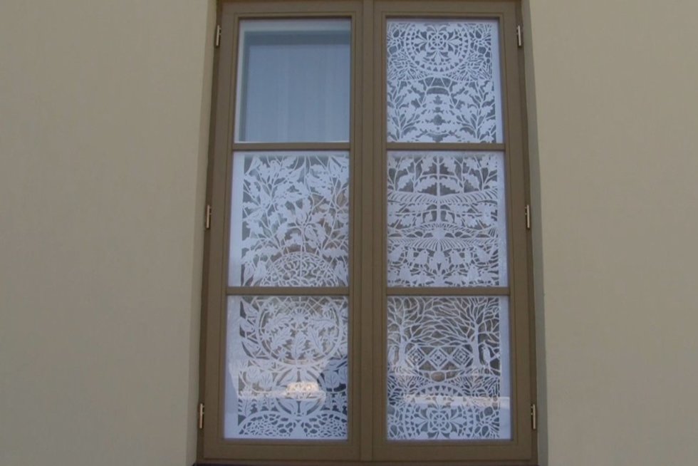 Netradicinė paroda Vilkaviškio rajone: dvaro langai virto meno kūriniais (nuotr. stop kadras)