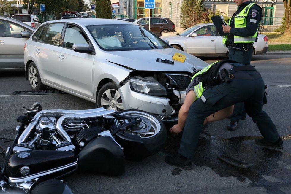 Judrioje Vilniaus gatvėje – motociklo ir automobilio avarija (nuotr. Bronius Jablonskas/TV3)  