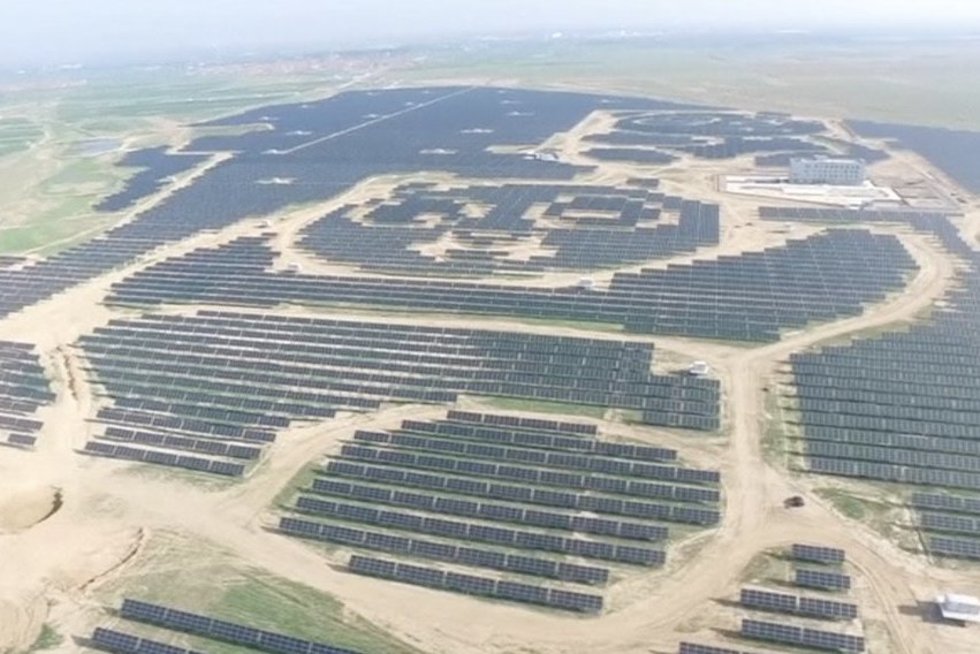 Didžiulė saulės jėgainė-panda (nuotr. TV3)