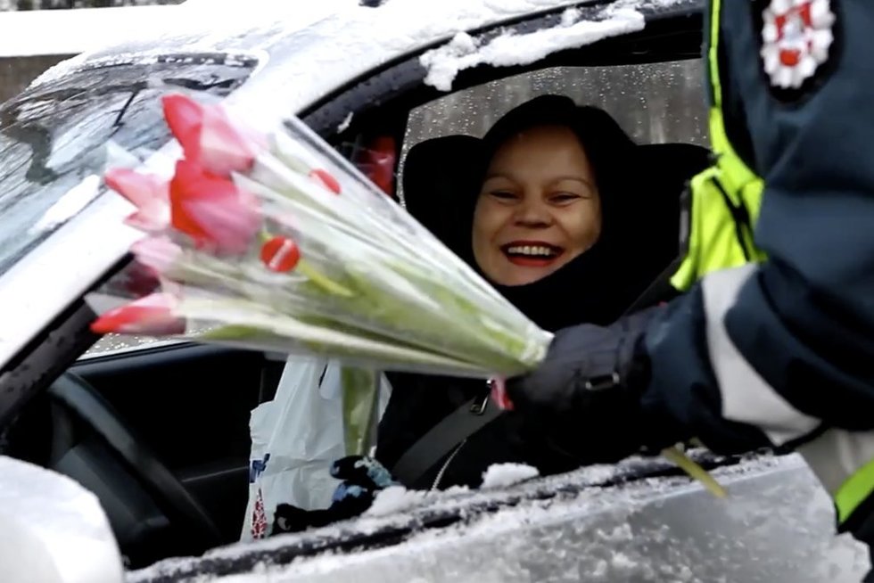 Nufilmuota: kelių policininkai Vilniuje džiugino moteris gėlėmis  