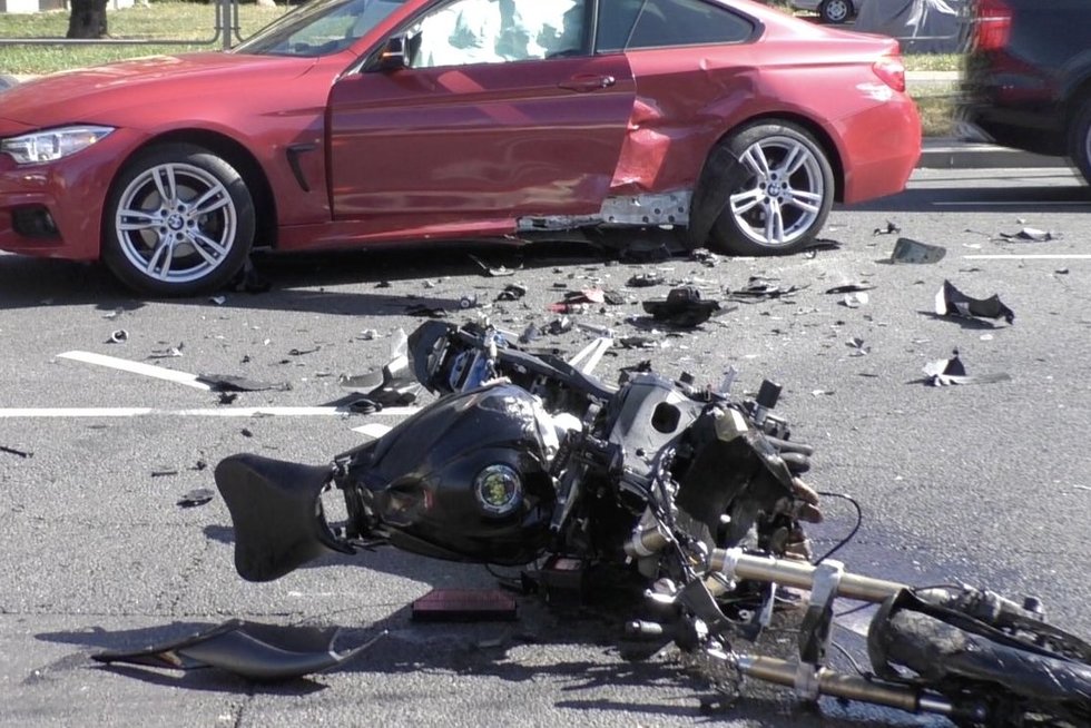 Aiškėja daugiau apie chuliganiškai vairavusį motociklininką Vilniuje: sunkių sužalojimų išvengė (nuotr. stop kadras)