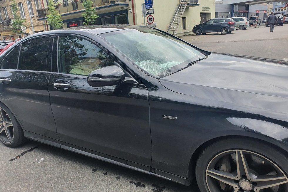 Vilniuje „Mercedes-Benz“ partrenkė 2 mergaites  (nuotr. Broniaus Jablonsko)