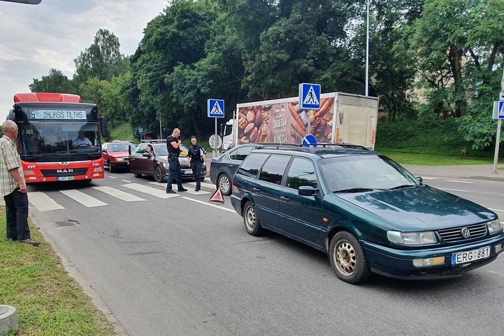 Vilniuje automobilis sužalojo per pėsčiųjų perėją paspirtuku važiuojančią moterį (nuotr. Broniaus Jablonsko)