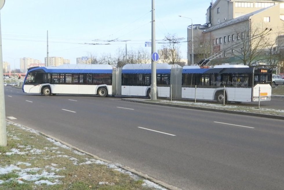 Vilniuje pradėjo veikti ilgiausias kada nors visoje Lietuvoje važinėjęs troleibusas (nuotr. stop kadras)