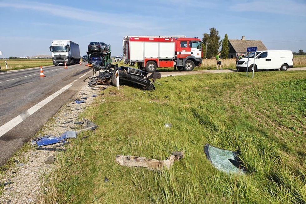 Košmaras kelyje prie Kėdainių: 26-erių vairuotojo automobilis buvo sutraiškytas dviejų vilkikų (nuotr. TV3)