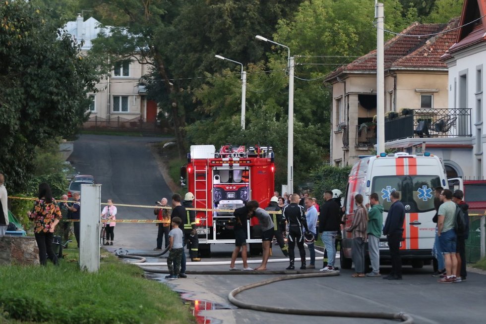 Vilniuje degė gyvenamasis namas, apdegė jaunuolis (nuotr. Broniaus Jablonsko)