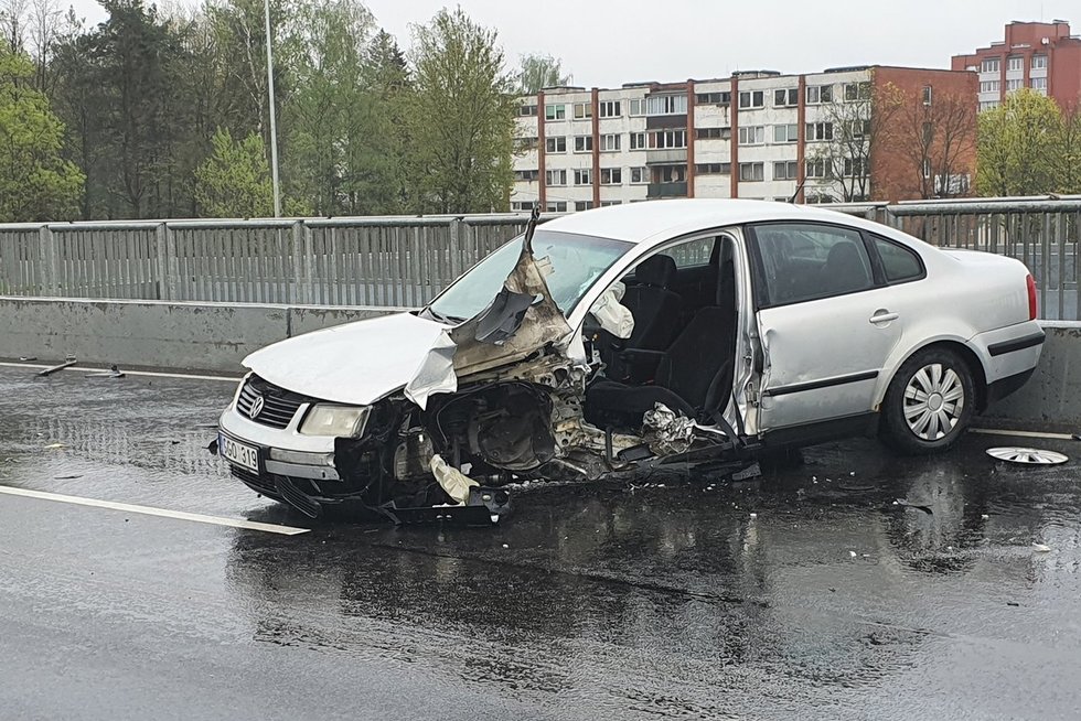 Sostinėje vairuotoja rėžėsi į atitvarus, 18-metė išvežta į ligoninę (nuotr. Broniaus Jablonsko)