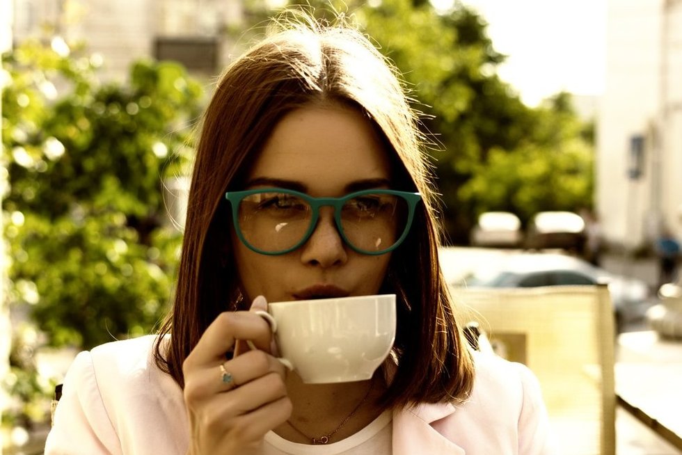 Mergina geria arbatą (nuotr. Fotolia.com)