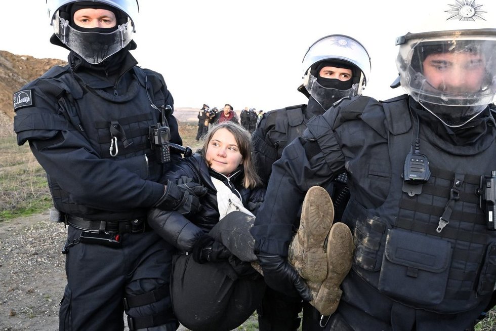 Aiškėja daugiau apie Gretos Thunberg sulaikymą: policininkams teko ją išnešti ant rankų (nuotr. SCANPIX)