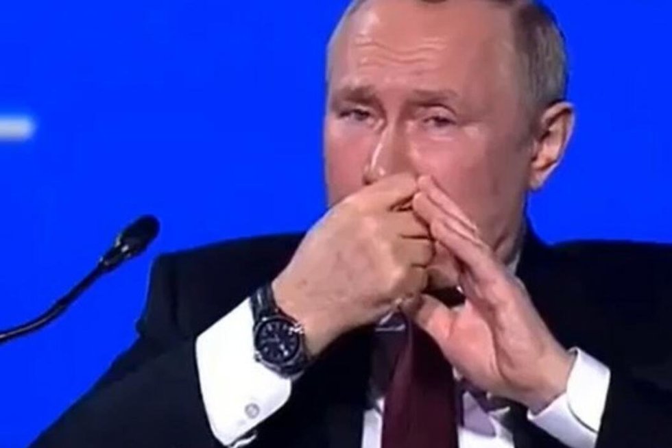 Vladimiras Putinas kramto nagus (nuotr. stop kadras)  