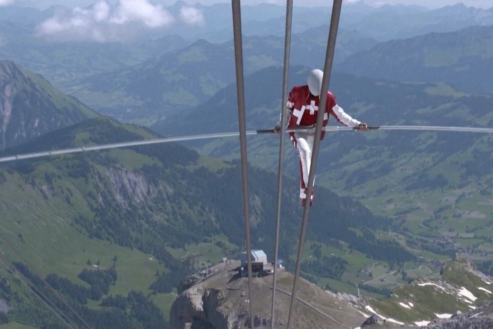 TV3 žinios. Šveicarų akrobatas pasiekė tris pasaulio rekordus: vaizdai gniaužia kvapą  
