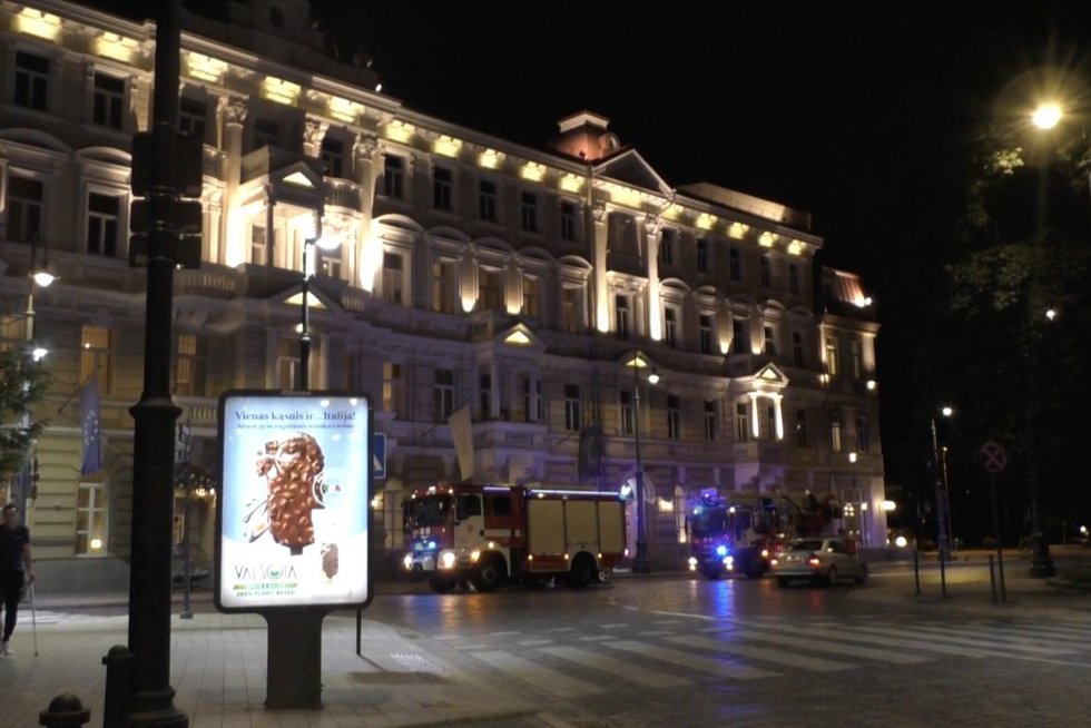 Naktį prabangiame Vilniaus viešbutyje „Kempinski“ kilo gaisras – evakuota 100 žmonių (nuotr. stop kadras)