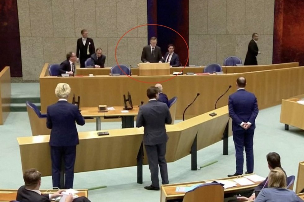 Kovoje su koronavirusu išseko Nyderlandų ministro jėgos: susmuko parlamentarų akivaizdoje (nuotr. stop kadras)