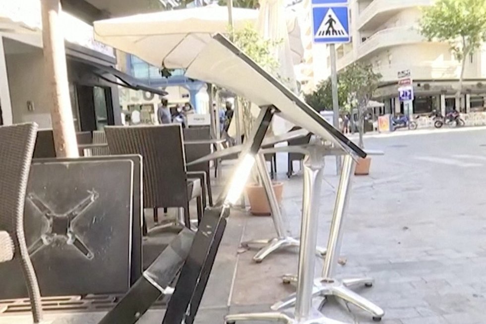 Tragedija Ispanijoje: automobiliui įsirėžus į lauko kavines, sužeista bent 10 žmonių (nuotr. stop kadras)