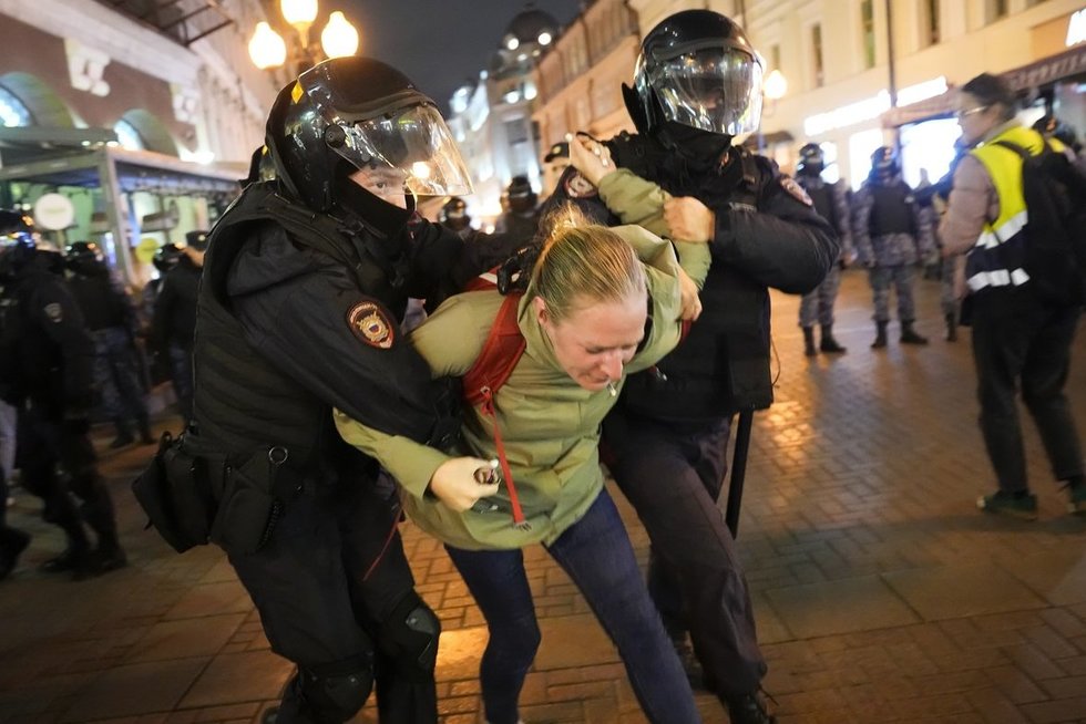 Protestai prieš mobilizaciją Rusijoje: po pareigūnų smūgių moteris liko gulėti be sąmonės (nuotr. SCANPIX)