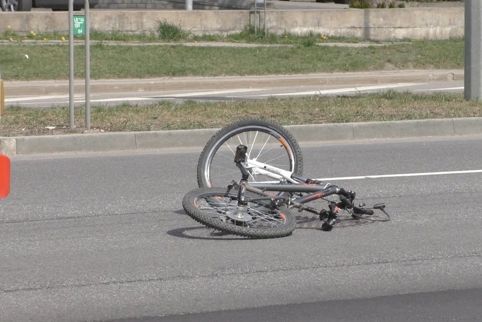 Aiškėja partrenkto 14-mečio dviratininko avarijos aplinkybės: važiavo degant raudonam šviesoforo ženklui (nuotr. stop kadras)