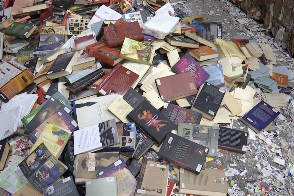 Biblioteka į konteinerius išmetė kone tūkstantį nereikalingų knygų – žmonės piktinasi: „Tai yra dalis mūsų gyvenimo“ (nuotr. stop kadras)