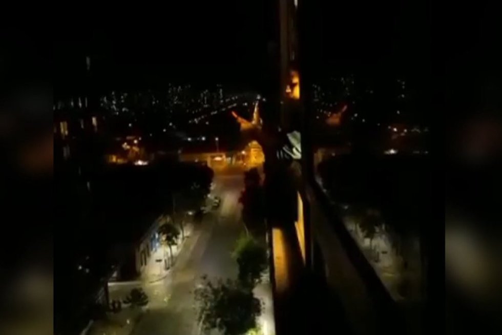 Pamatę, ką balkone veikia moteris, kaimynai ėmė filmuoti: įamžino unikalų momentą (nuotr. stop kadras)