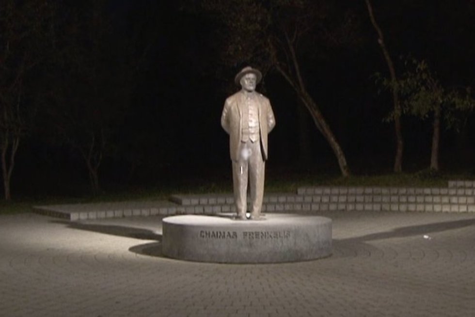 Išniekintas paminklas Šiauliuose (nuotr. TV3)