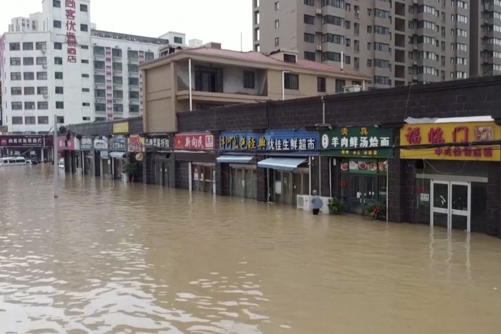 Potvynių ir tornadų talžomoje Kinijoje aukų skaičius išaugo iki 35 (nuotr. stop kadras)