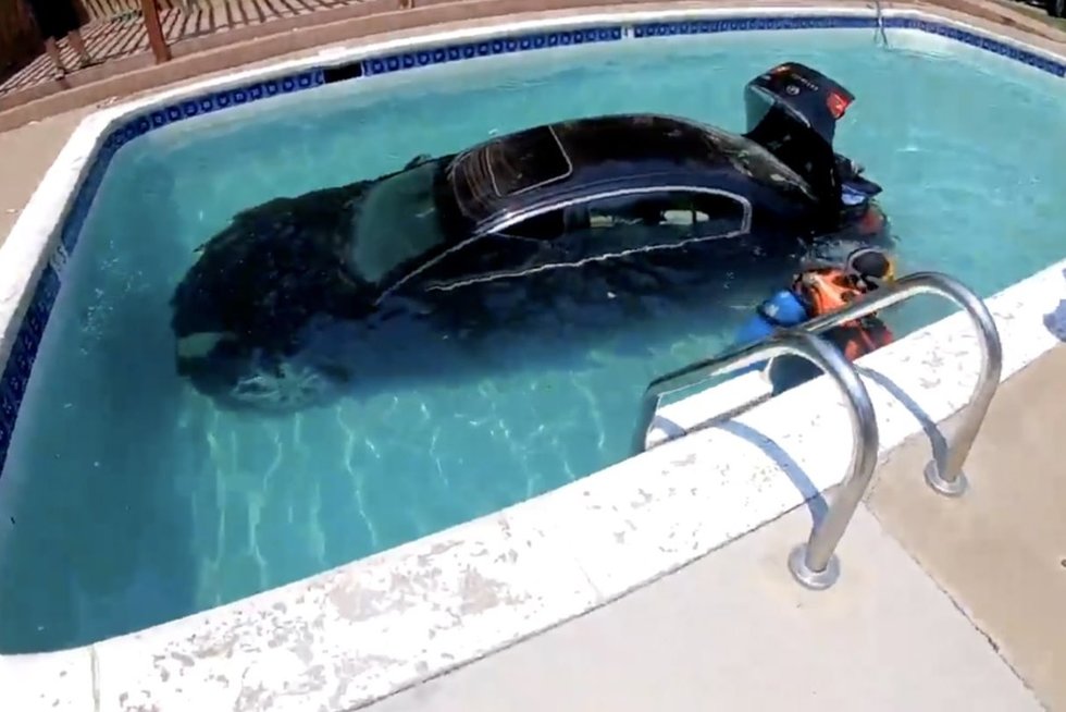 Automobilį vairavęs paauglys įvažiavo tiesiai į baseiną – sumaišė pavaras (nuotr. stop kadras)