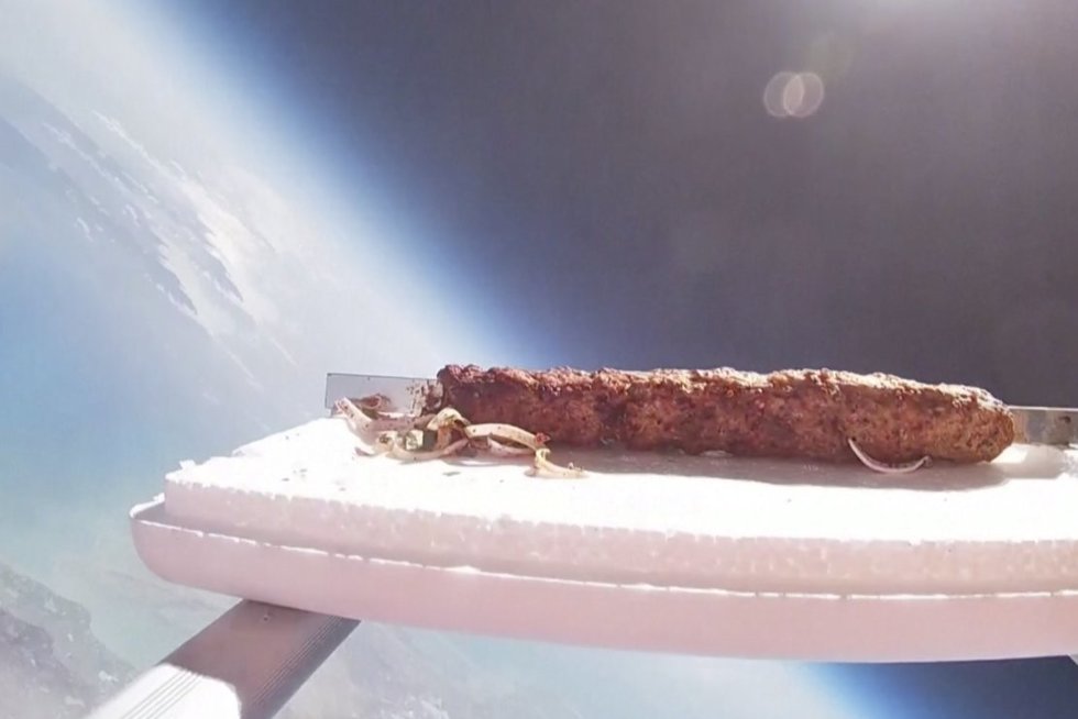 Turkijoje entuziastas sugalvojo išsiųsti pirmąjį kebabą į kosmosą: kelionė truko tris valandas (nuotr. stop kadras)