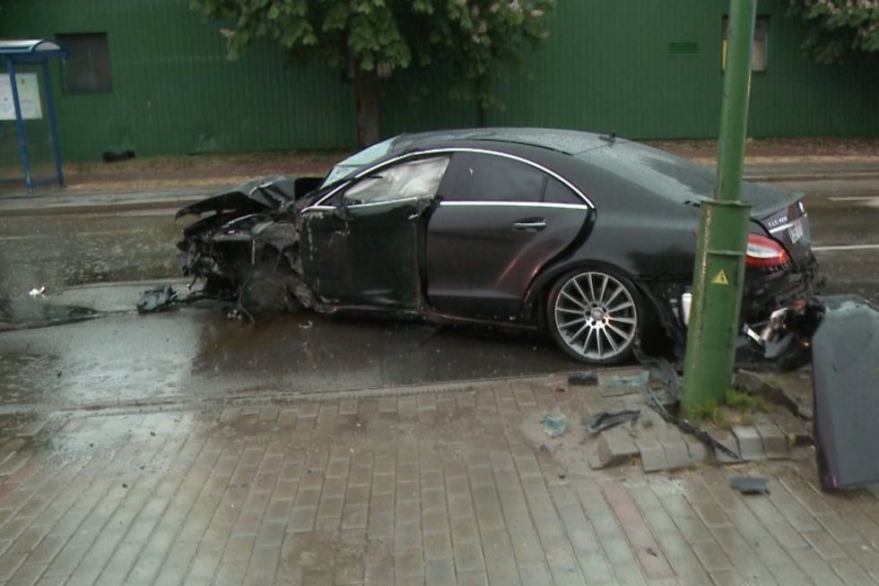 Klaipėdoje sudaužytas prabangus „Mercedes-Benz“ (nuotr. stopkadras)  