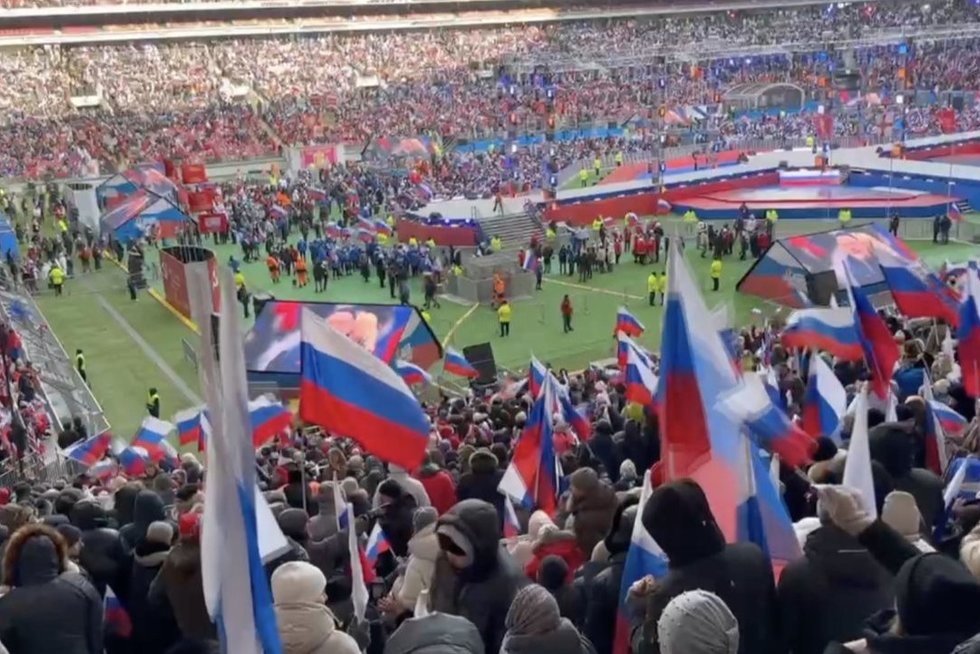 Maskvoje – propagandinis koncertas stadione: už mojavimą vėliavomis pažadėjo po 500 rublių (nuotr. stop kadras)