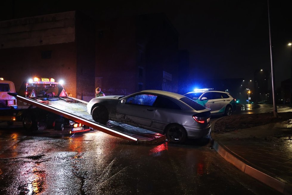 Iš avarijos nuvažiavęs automobilis aptiktas Rygos gatvėje atsitrenkęs į stulpą (nuotr. Broniaus Jablonsko)