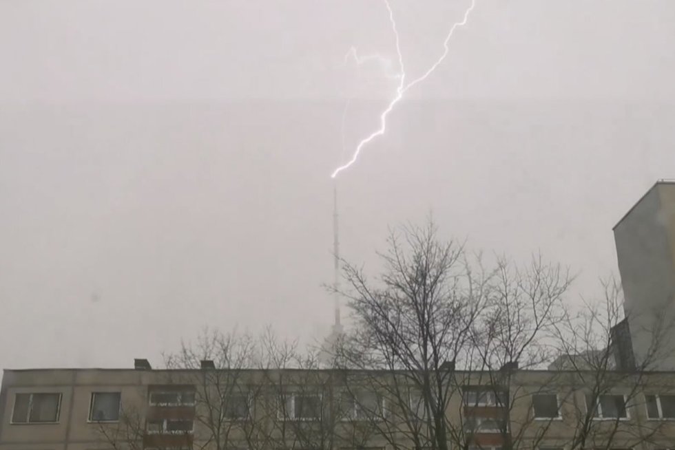 Audros metu Vilniuje netikėtai nufilmavo įspūdingą vaizdą: žaibas trenkė tiesiai į TV bokštą (nuotr. stop kadras)