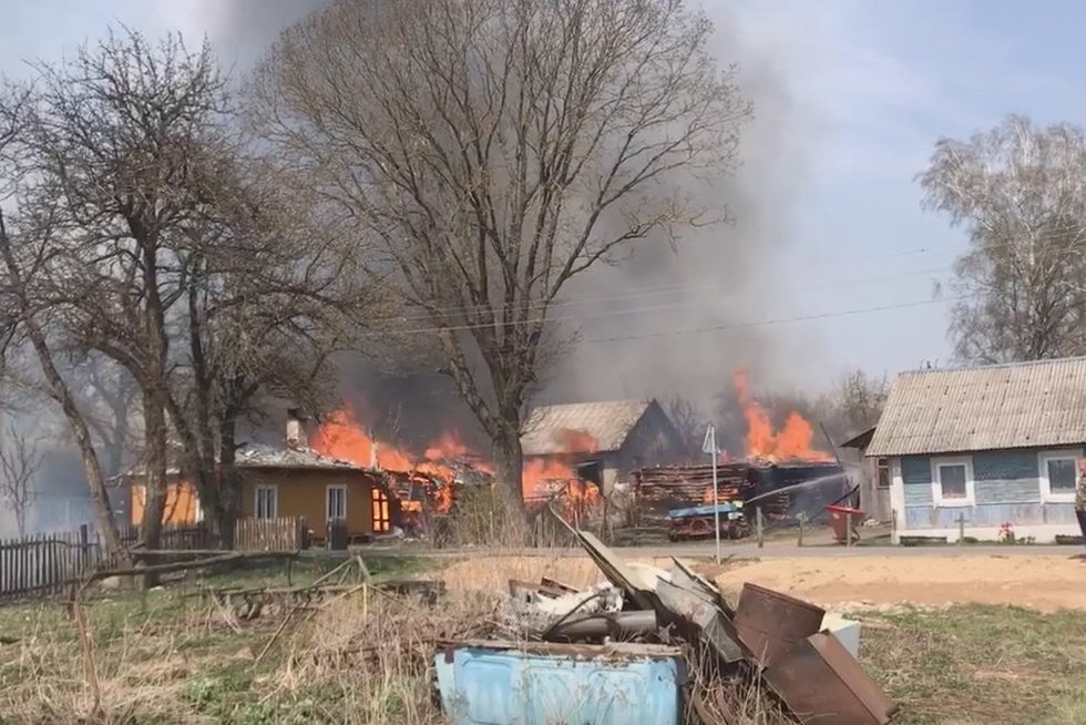 Šalčininkų rajono kaime dega 14 pastatų (nuotr. facebook.com)