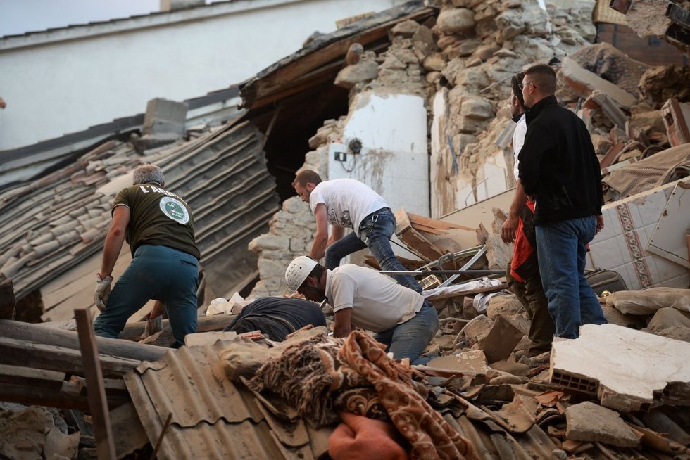 Italijoje per stiprų žemės drebėjimą nukenėjo šimtai žmonių (nuotr. SCANPIX)