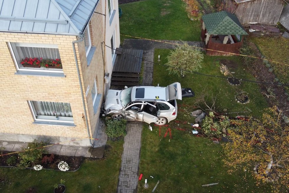 Rūdiškėse paaugliai su BMW X5 rėžėsi į autobusiuką, žuvo policininkas (nuotr. Broniaus Jablonsko)
