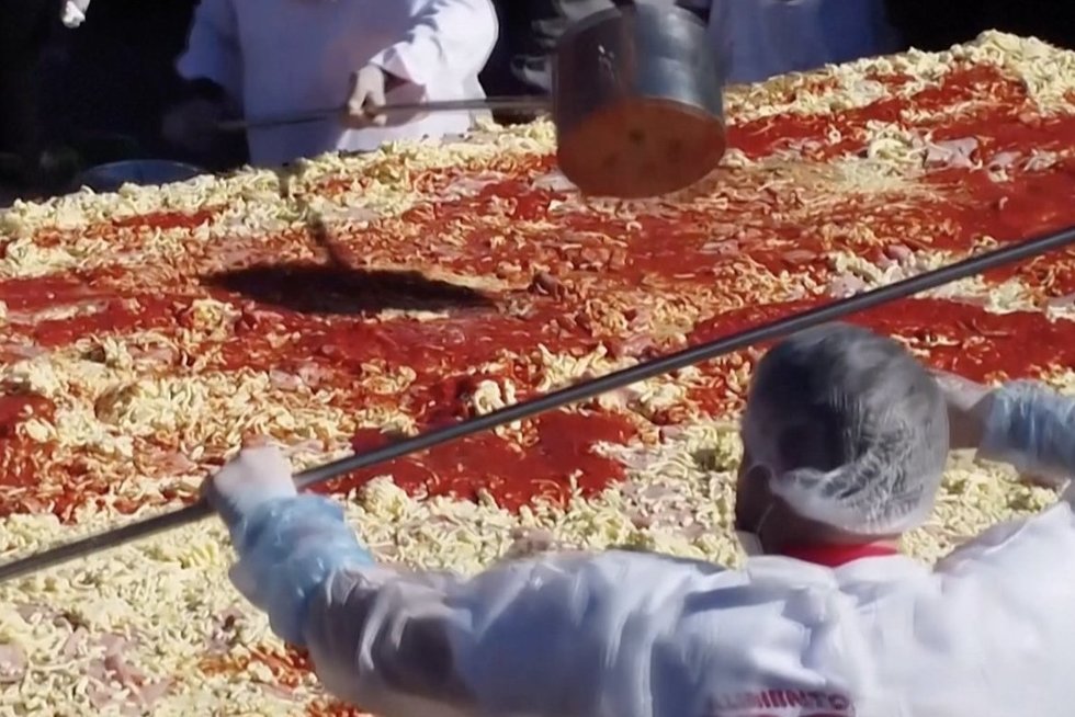 Argentinoje iškepta didžiausia pasaulyje pica: sveria 926 kilogramus (nuotr. stop kadras)