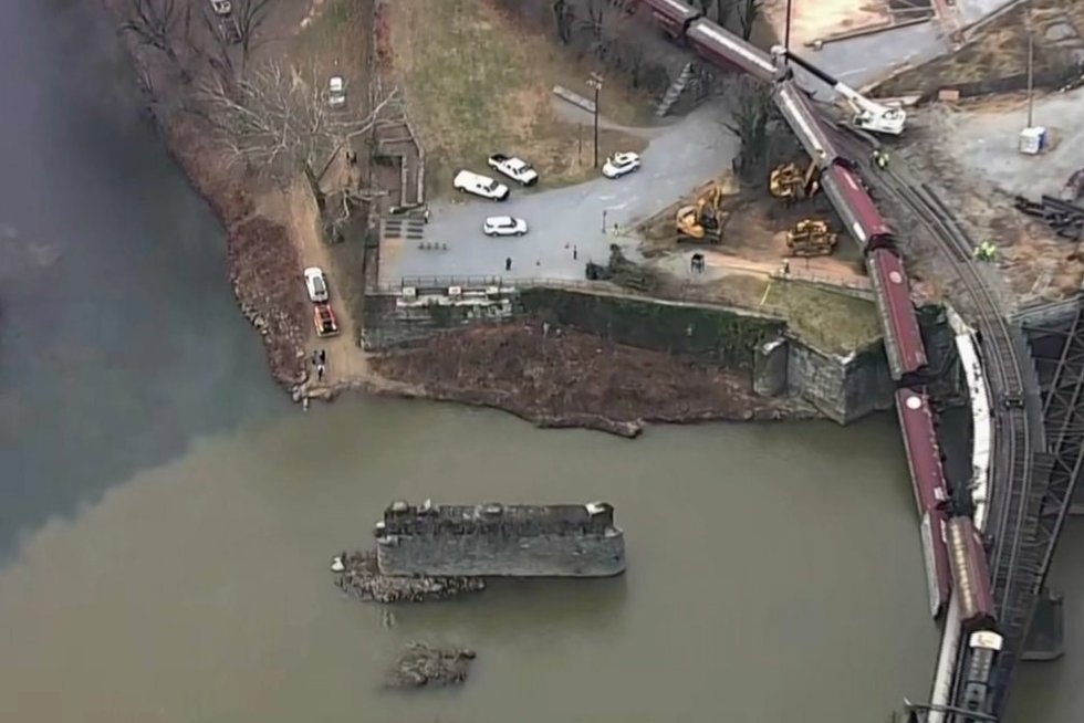 Per žingsnį nuo tragedijos Amerikoje: traukinys atsidūrė upėje (nuotr. stopkadras)  