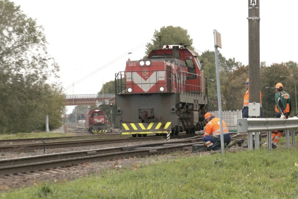 Išskirtinis reidas Klaipėdoje: gaudė neleistinose vietose kertančius kelią per geležinkelio bėgius (nuotr. stop kadras)