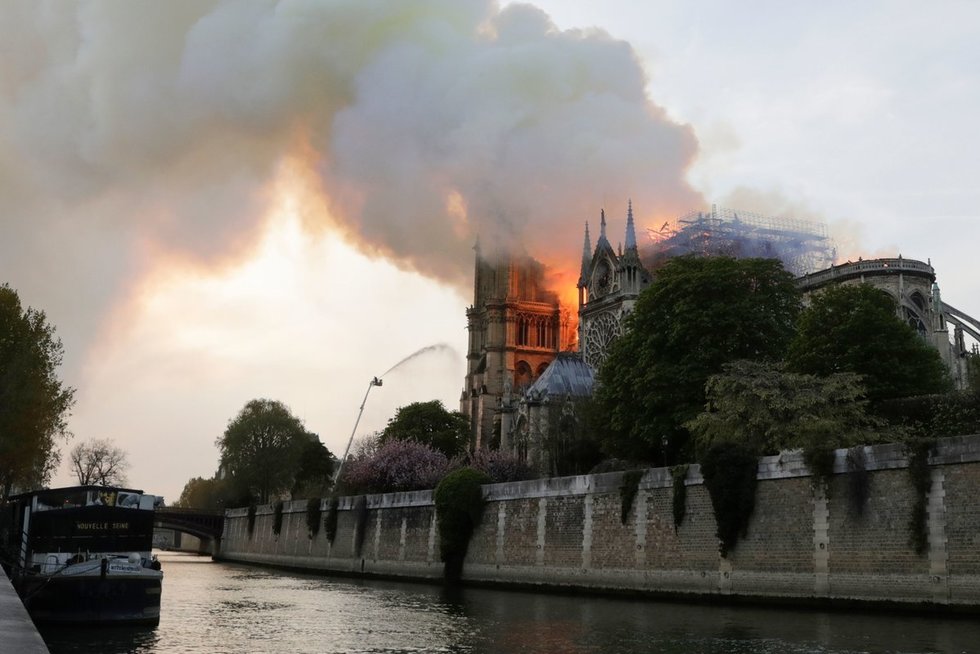 Ugnis negailestingai naikina Paryžiaus Dievo Motinos katedrą (nuotr. SCANPIX)