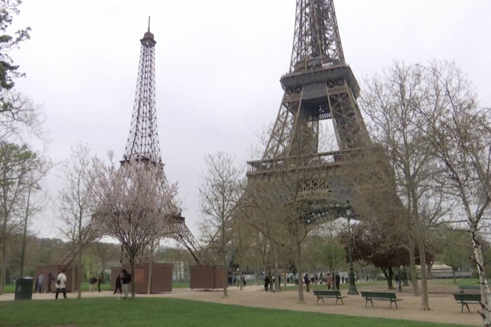 Paryžiuje – du Eifelio bokštai: antrasis išgydo per naktį (nuotr. stop kadras)