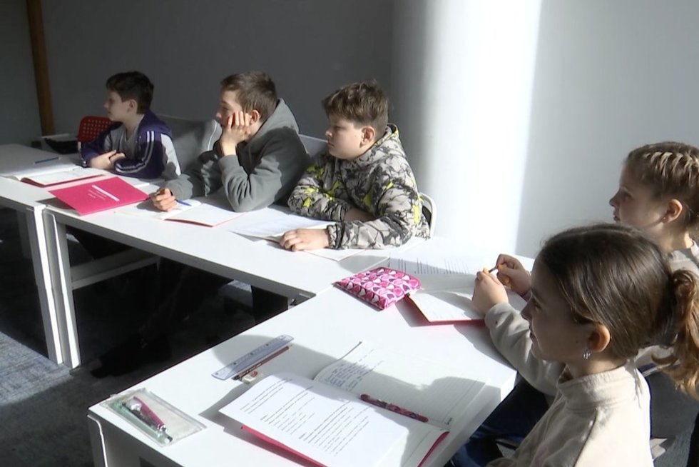 Kaune atidaryta ukrainietiška mokykla – vaikai mokosi savo gimtąja kalba: „Čia mums geriau viską paaiškina“  (nuotr. stop kadras)