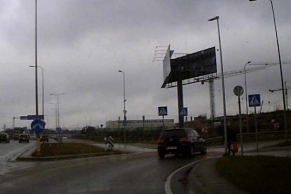 Negalėjo nepasidalinti: vairuotojas Vilniuje užfiksavo grubų pažeidimą (nuotr. stop kadras)