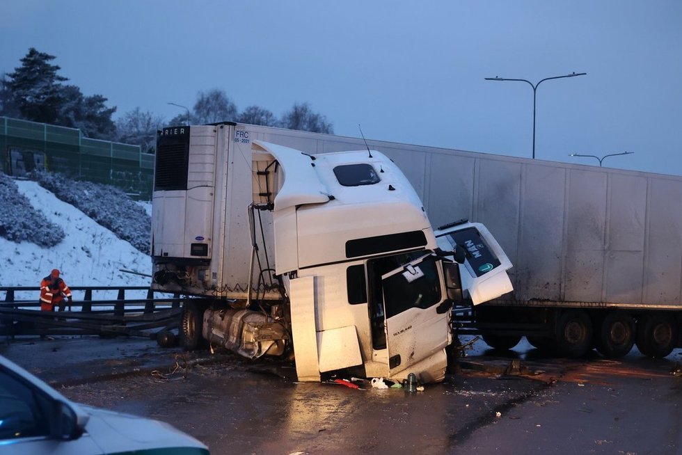 Anksti ryte Vilniuje įvyko masinė avarija, užtvertas Tūkstantmečio gatvės viadukas  