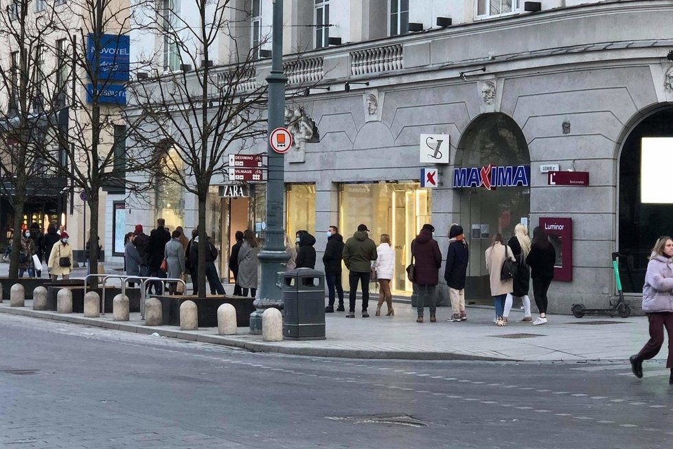 Vilniuje žmonės stovi didžiulėse eilėse prie parduotuvių (nuotr. skaitytojo)
