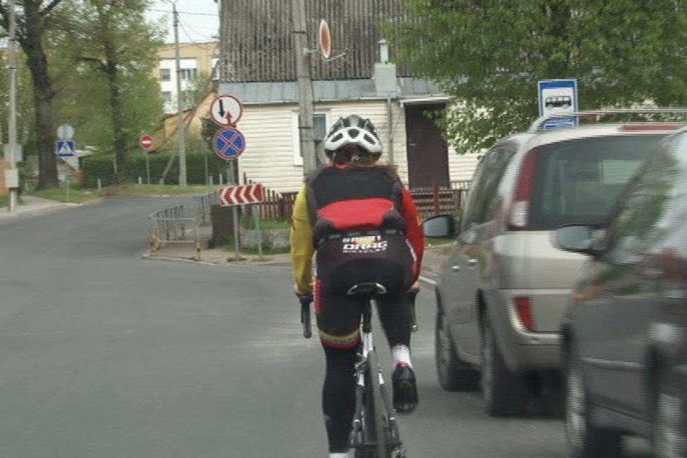Incidentas Panevėžyje: būrys dviratininkių rėžėsi į vairuotojo staiga atidarytas automobilio duris (nuotr. TV3)
